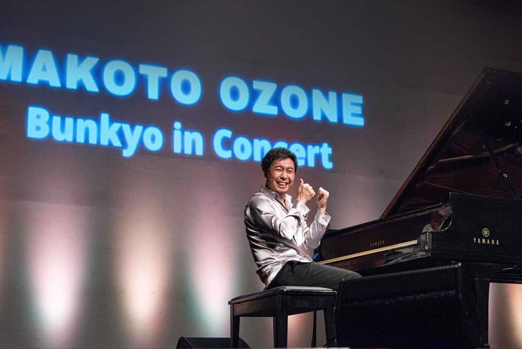 No momento do bis, uma surpresa: piano/jazz de Makoto Ozone em harmonia com o shakuhachi de Shen Ribeiro